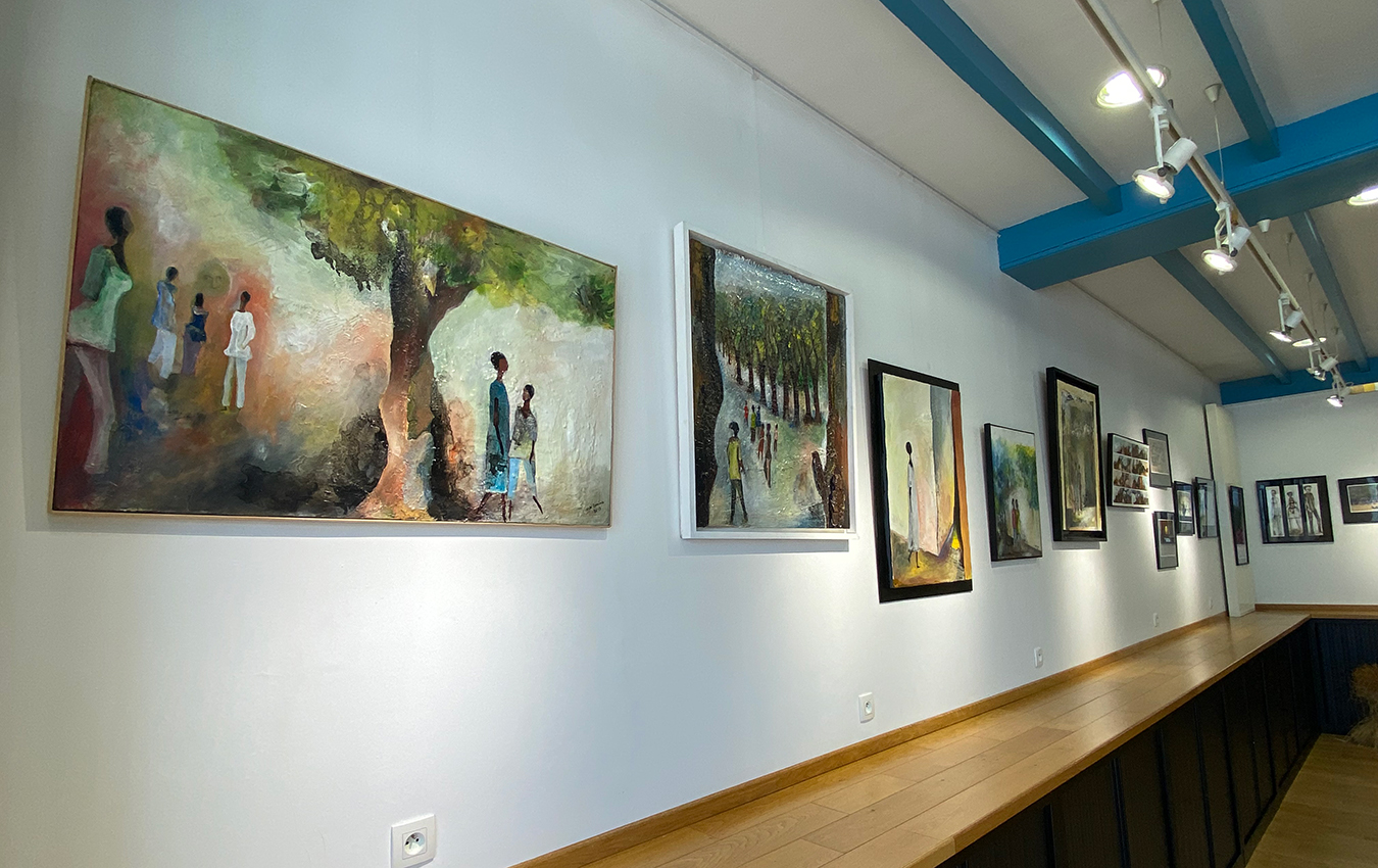 Œuvres de Braïma Injaï accrochées dans une galerie