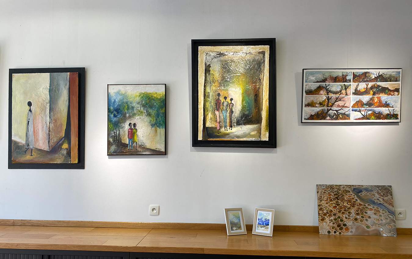 Sélection de peintures de Braïma Injaï exposées sur un mur de galerie