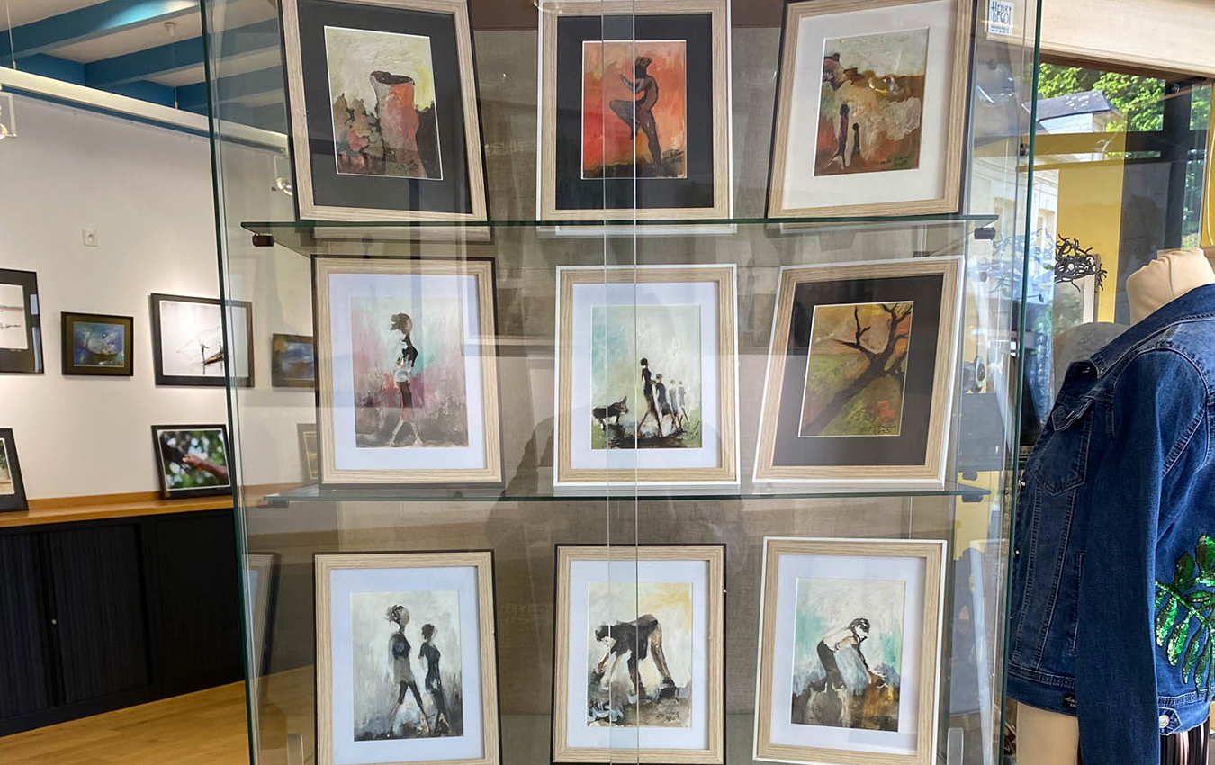 Œuvres encadrées de Braïma Injaï présentées dans une vitrine