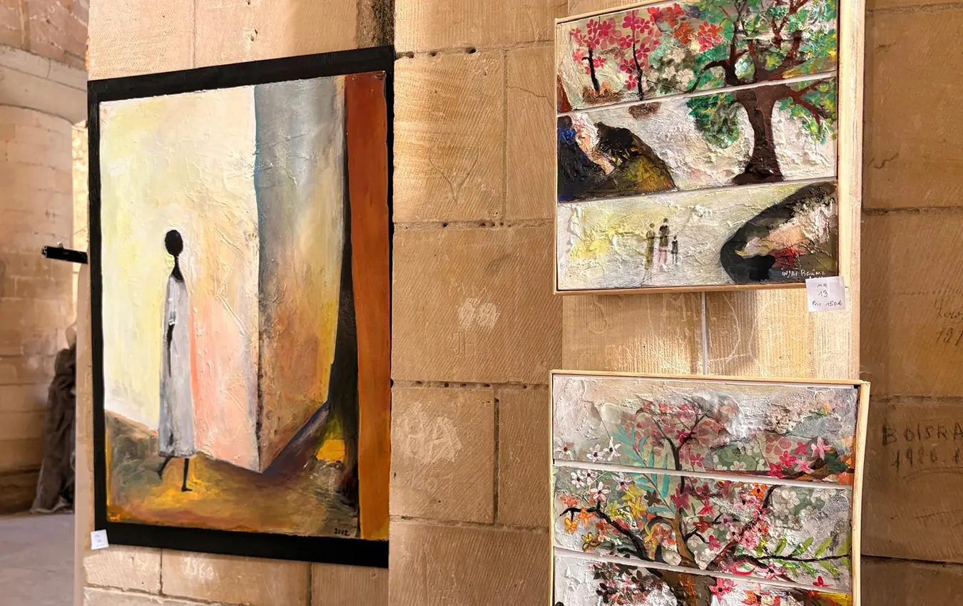 Œuvres de Braïma Injaï exposées dans l’église de Touques en août 2026
