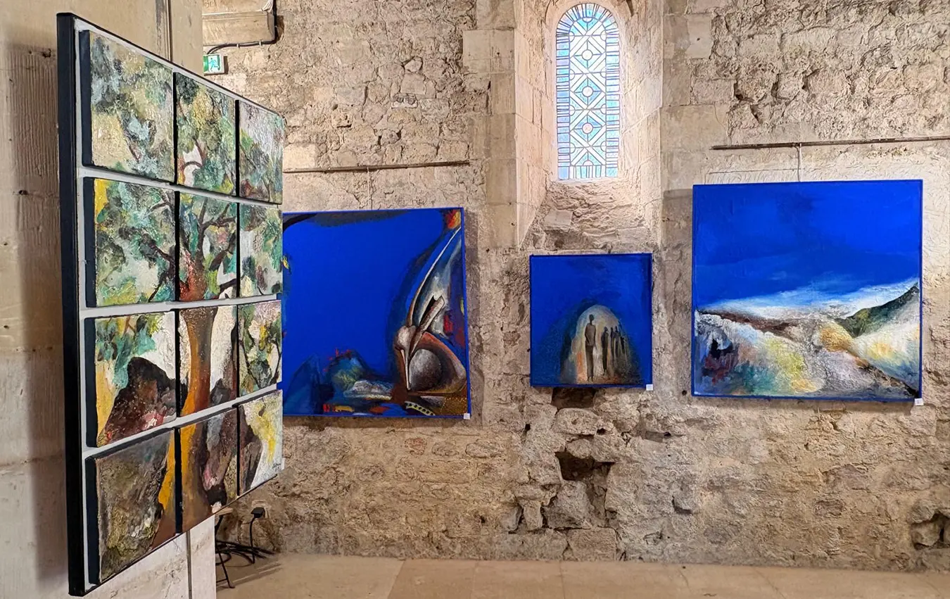 Vue de l’exposition de Braïma Injaï dans l’église de Touques en août 2026