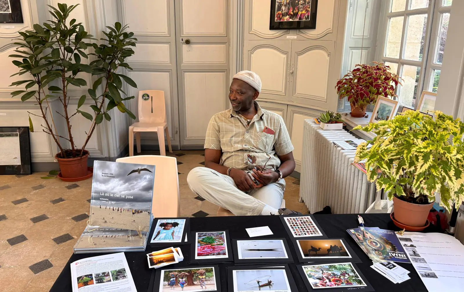 Braïma Injaï présentant son travail lors d’une exposition