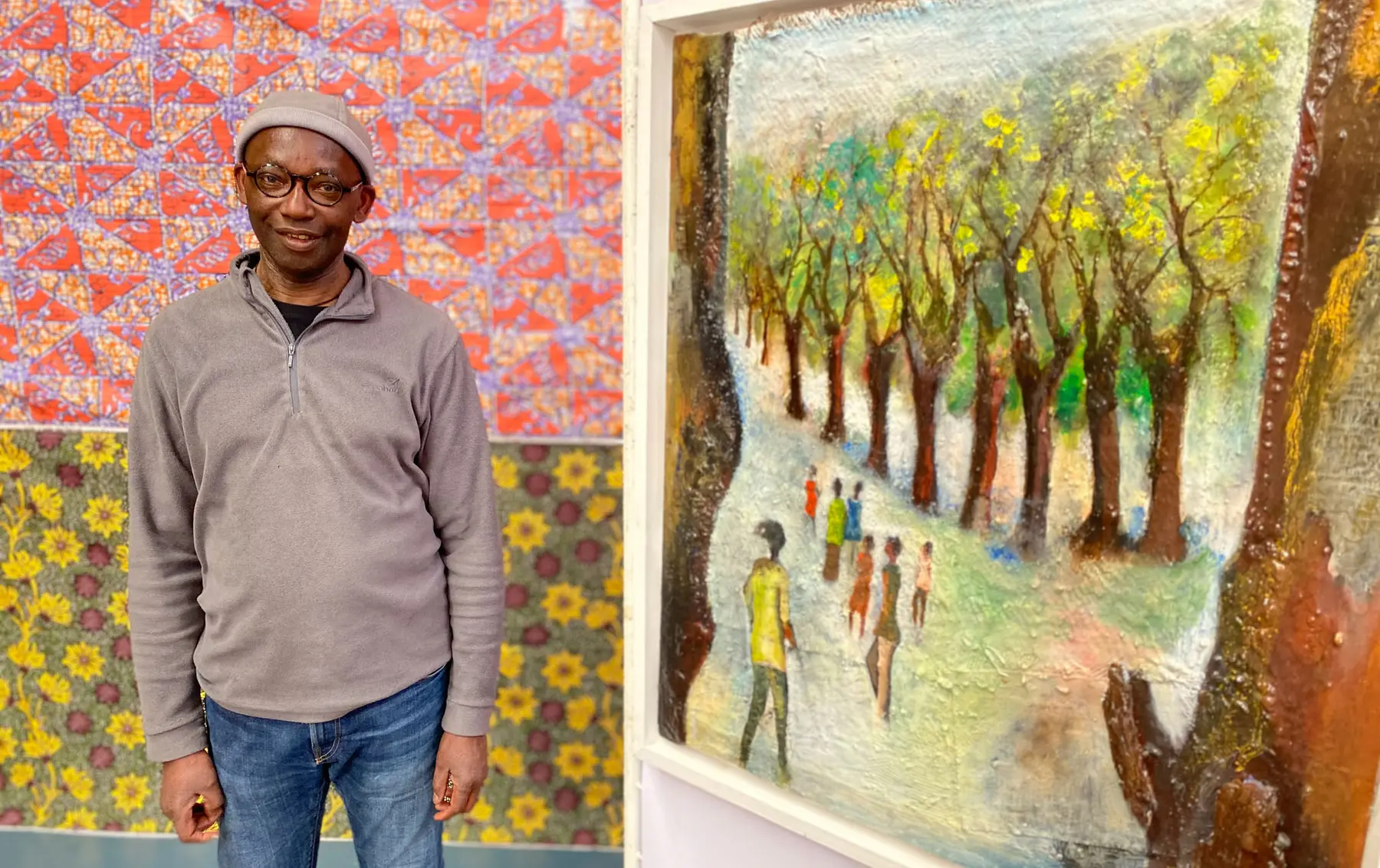 Braïma Injaï entouré de ses peintures