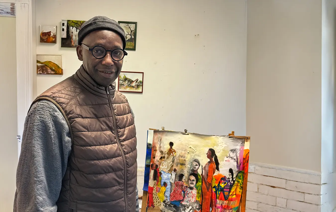 Braïma Injaï présentant une peinture