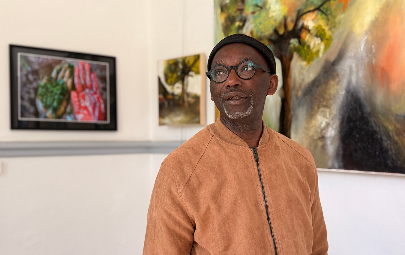 Portrait de Braïma Injaï dans un espace d’exposition